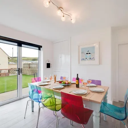 4 Bed In Oc-wa330 Holiday home *