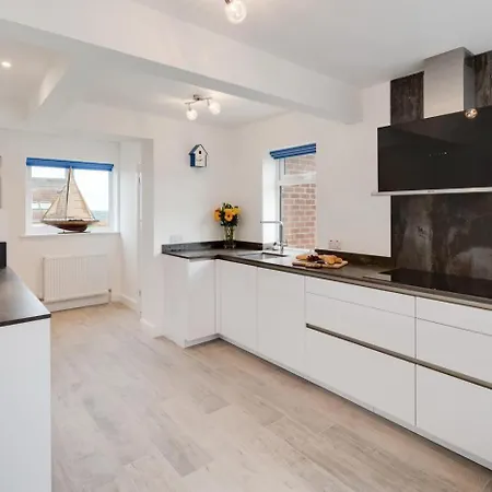 4 Bed In Oc-wa330 Holiday home